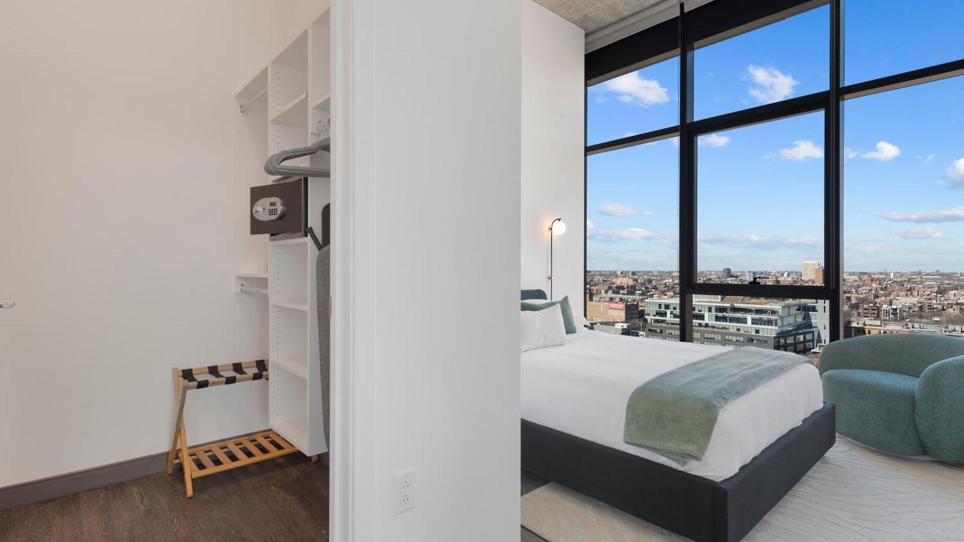 Fulbrix Bright Designer With West Loop Views Apartment