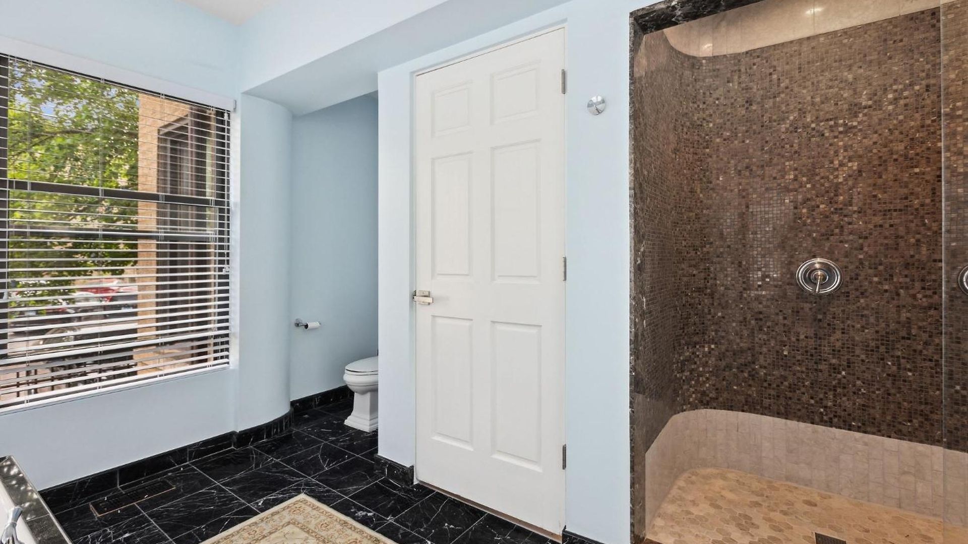 Apartment Wrigleyville Away From Home! 5 Mins From Downtown! Steps From Lake!! Cozy! *