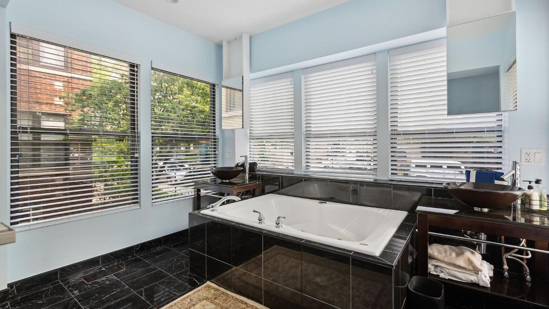 Wrigleyville Away From Home! 5 Mins From Downtown! Steps From Lake!! Cozy! Apartment *