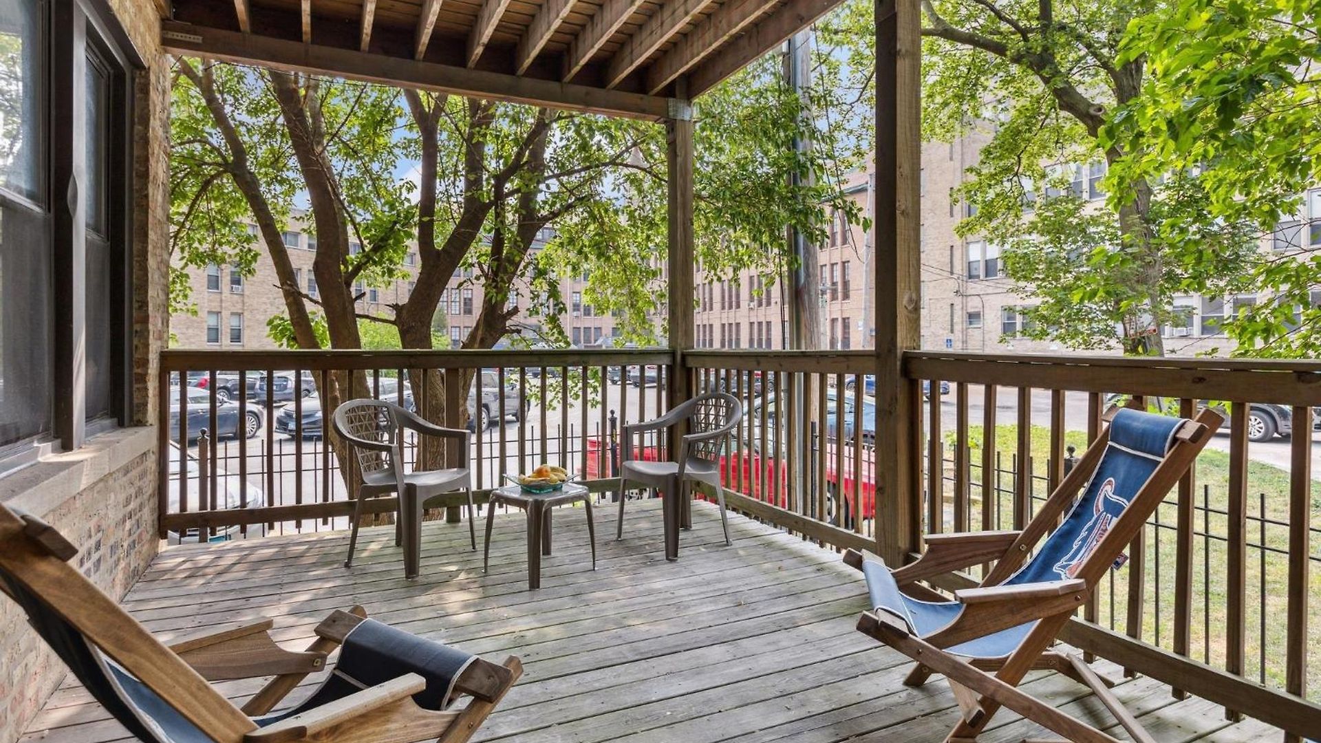 Apartment Wrigleyville Away From Home! 5 Mins From Downtown! Steps From Lake!! Cozy! *