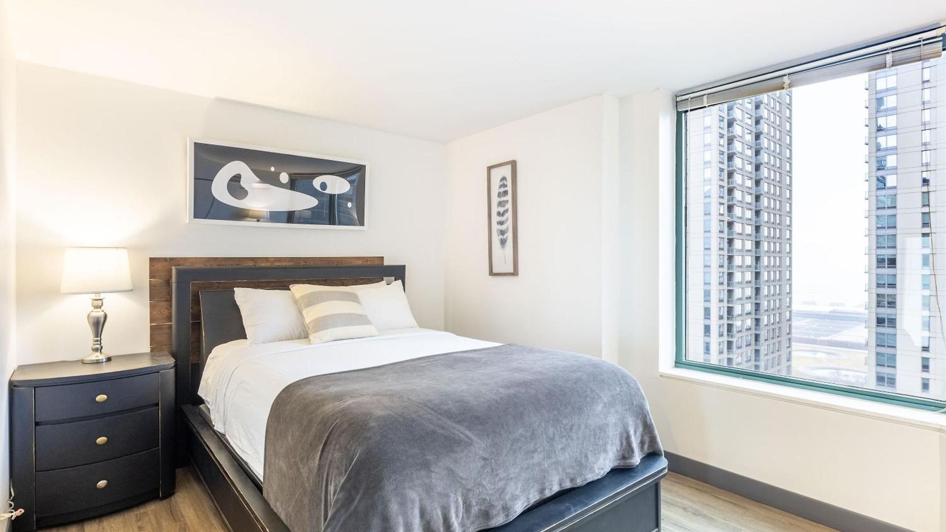 Envitae 3br Luxury Corner Loft With Navy Pier Views Apartment