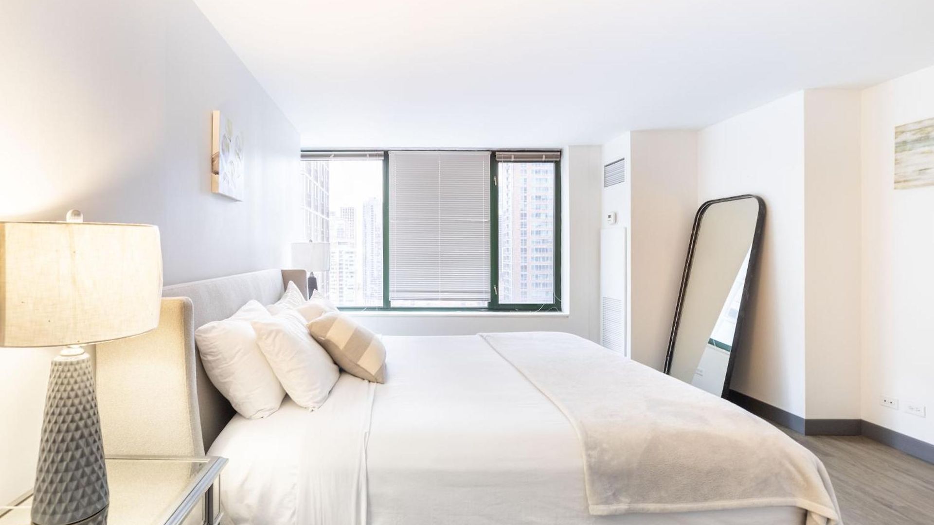 Envitae 3br Luxury Corner Loft With Navy Pier Views *