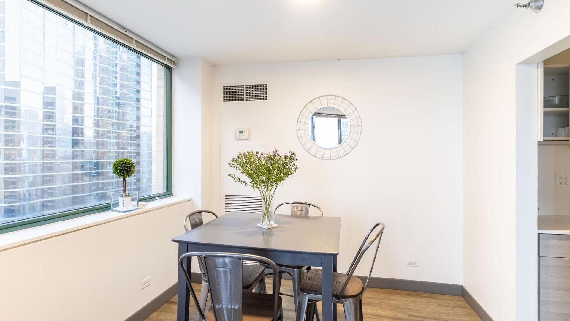Envitae 3br Luxury Corner Loft With Navy Pier Views * Chicago