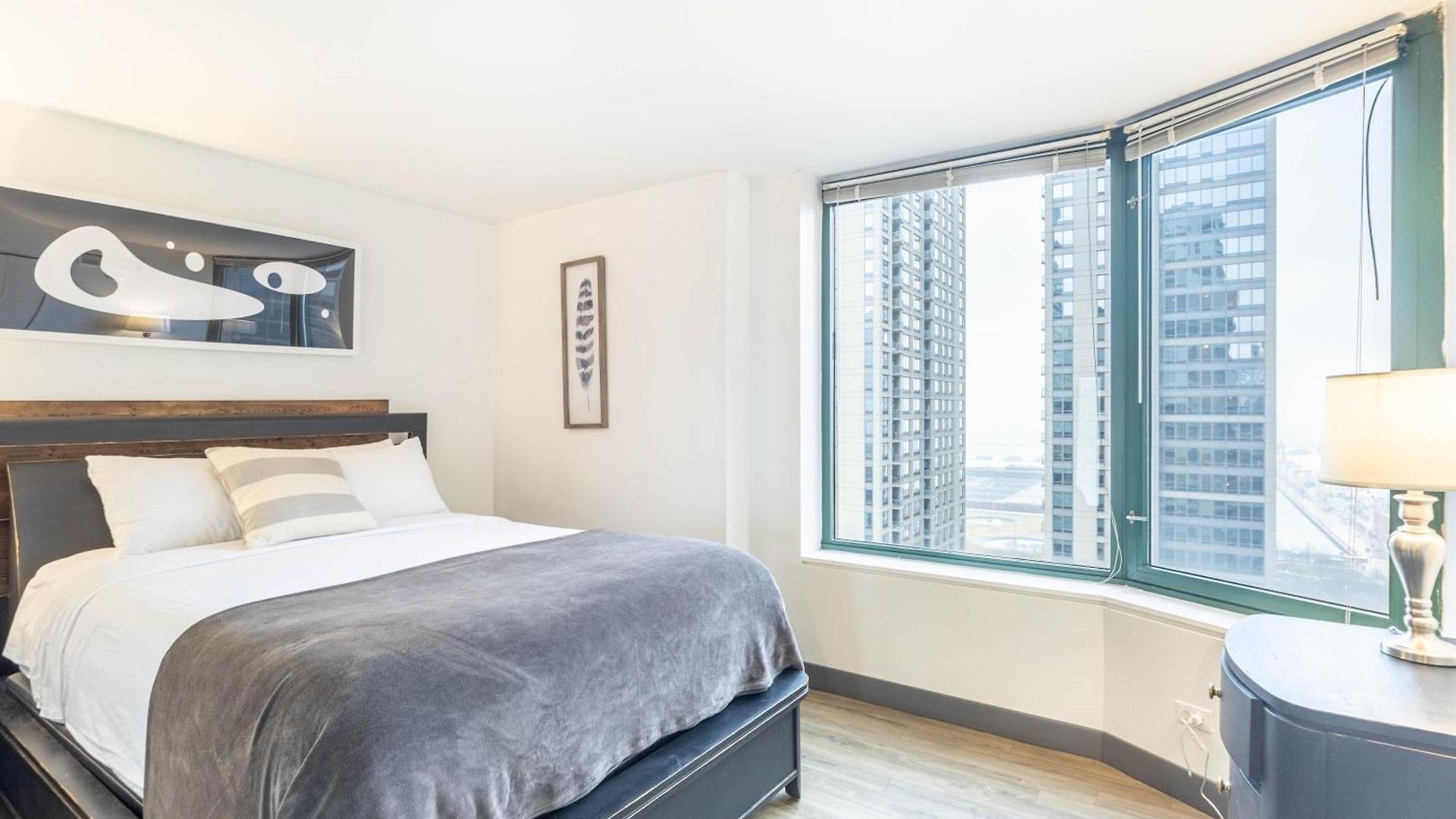 Envitae 3br Luxury Corner Loft With Navy Pier Views Apartment