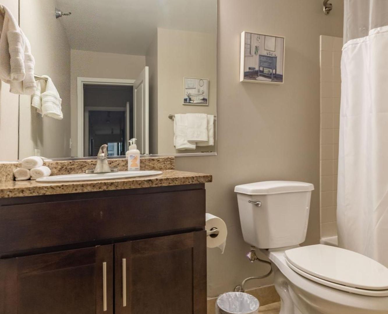 Captivating With Pier Views, Pool And Gym Apartment