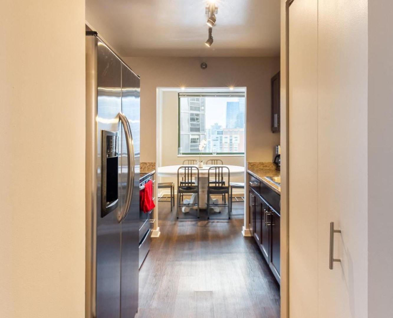 Apartment Captivating With Pier Views, Pool And Gym Chicago