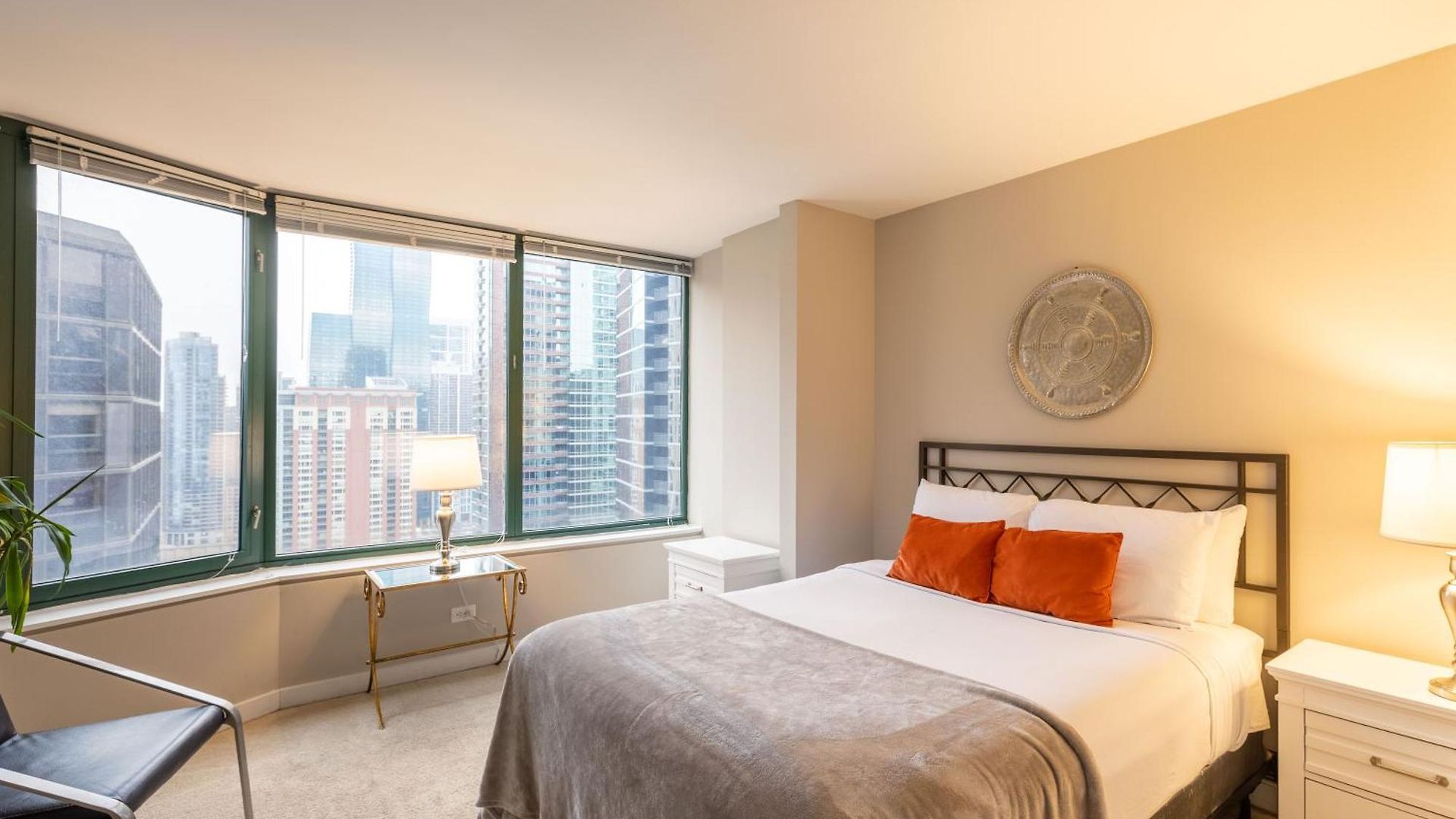 Captivating With Pier Views, Pool And Gym Apartment