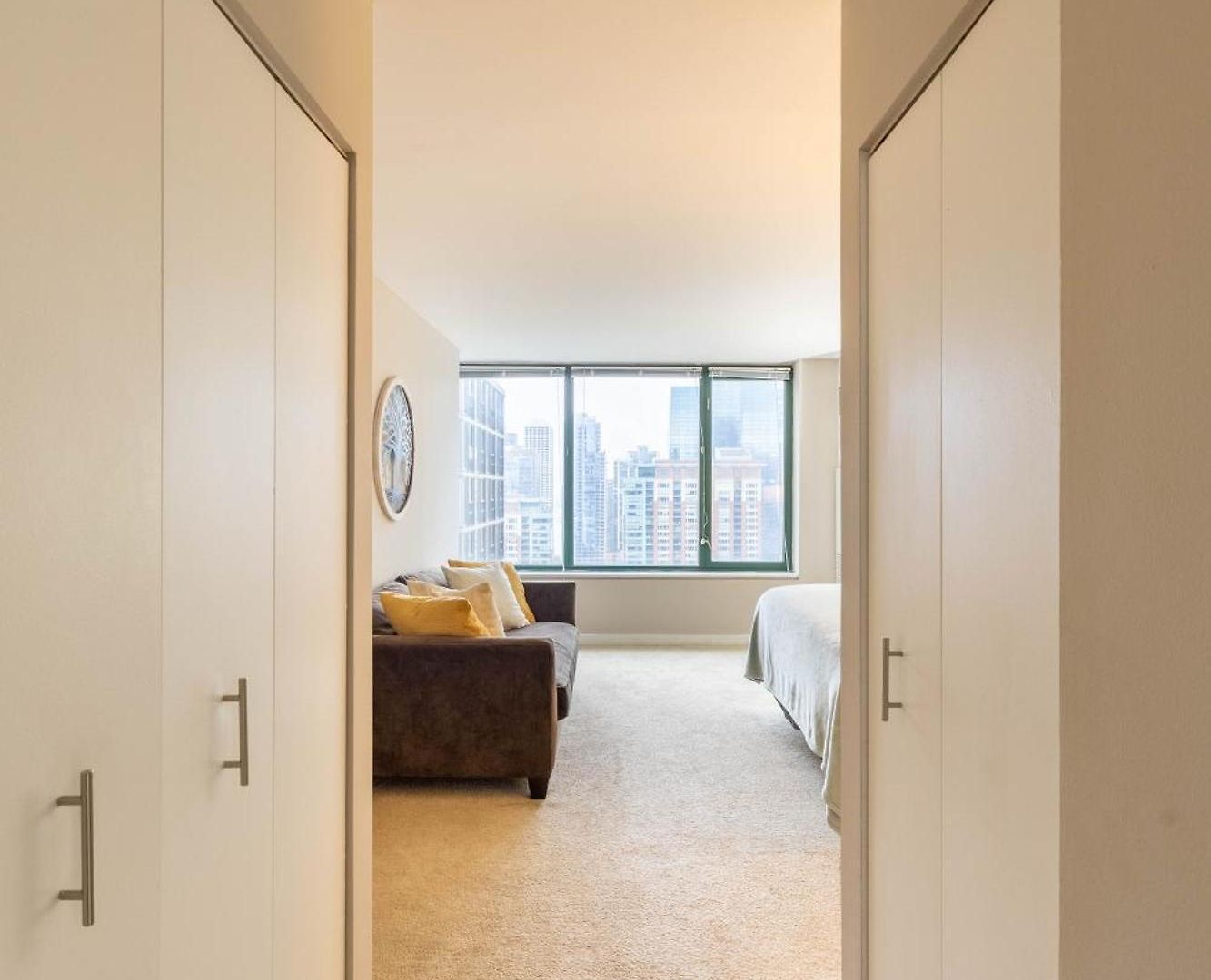 Captivating With Pier Views, Pool And Gym Apartment *