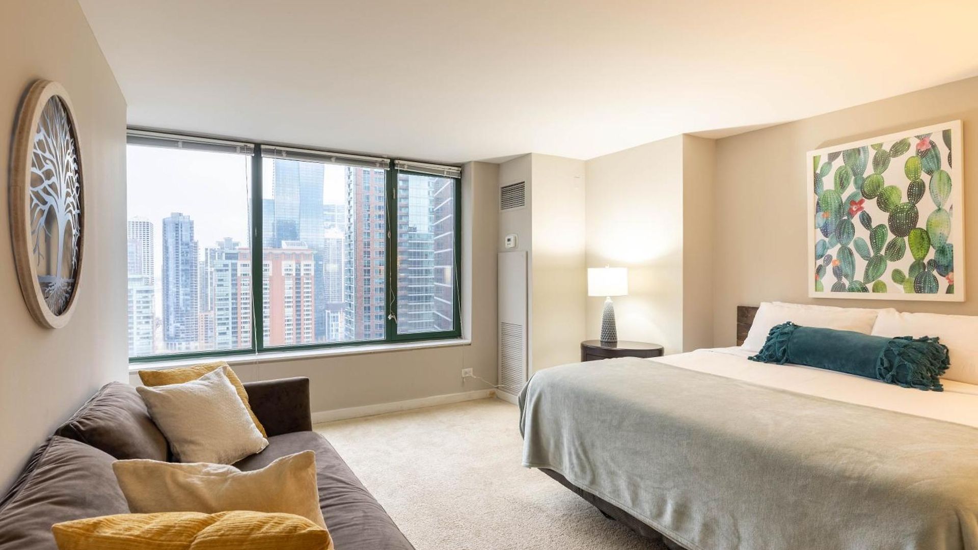 Captivating With Pier Views, Pool And Gym Apartment