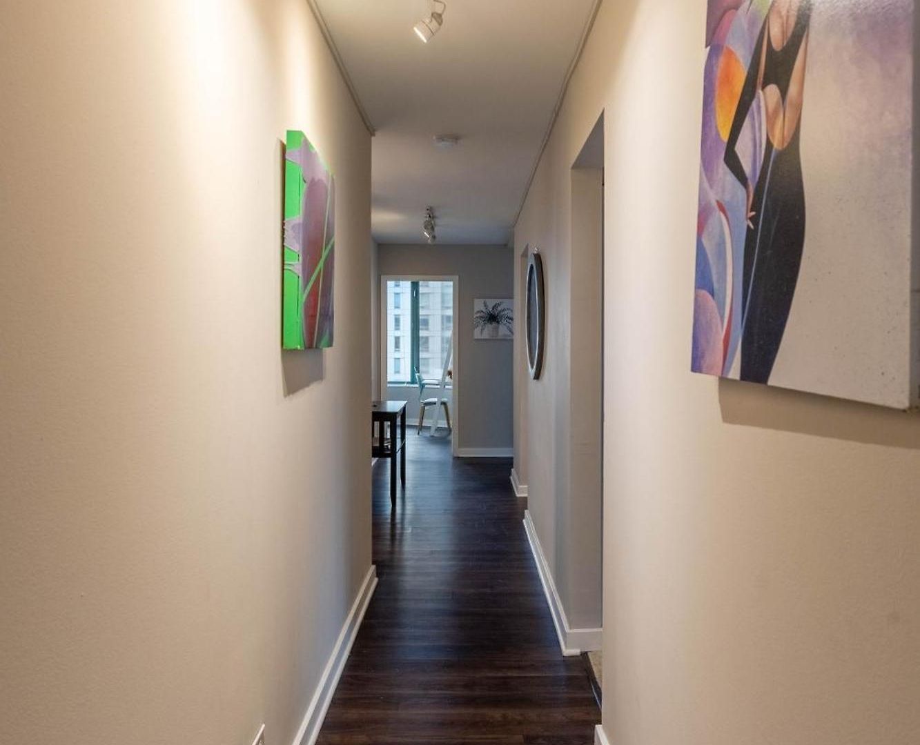 Captivating With Pier Views, Pool And Gym Apartment *