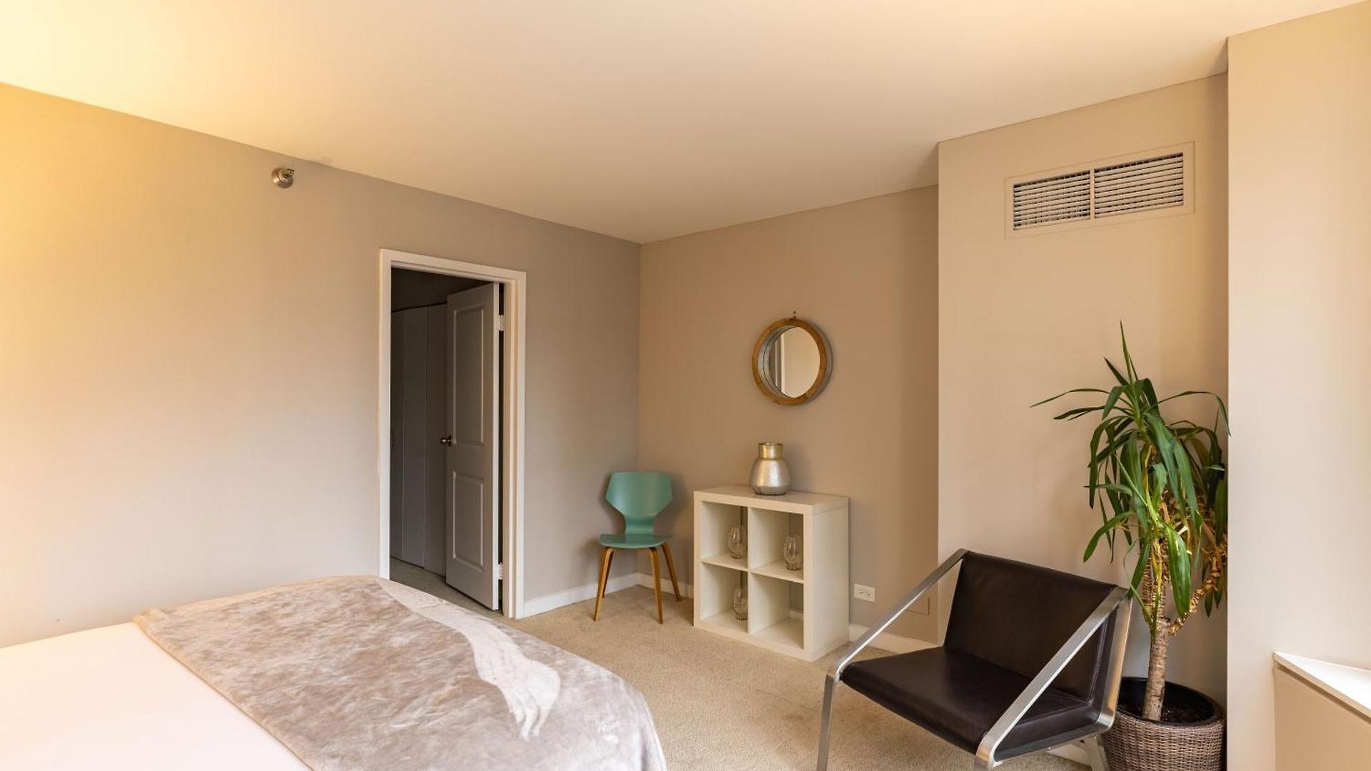 Captivating With Pier Views, Pool And Gym Apartment *