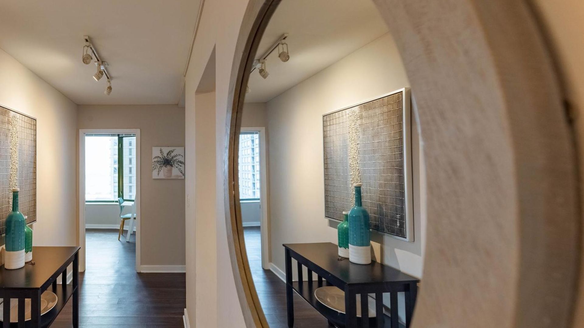 Captivating With Pier Views, Pool And Gym Apartment *