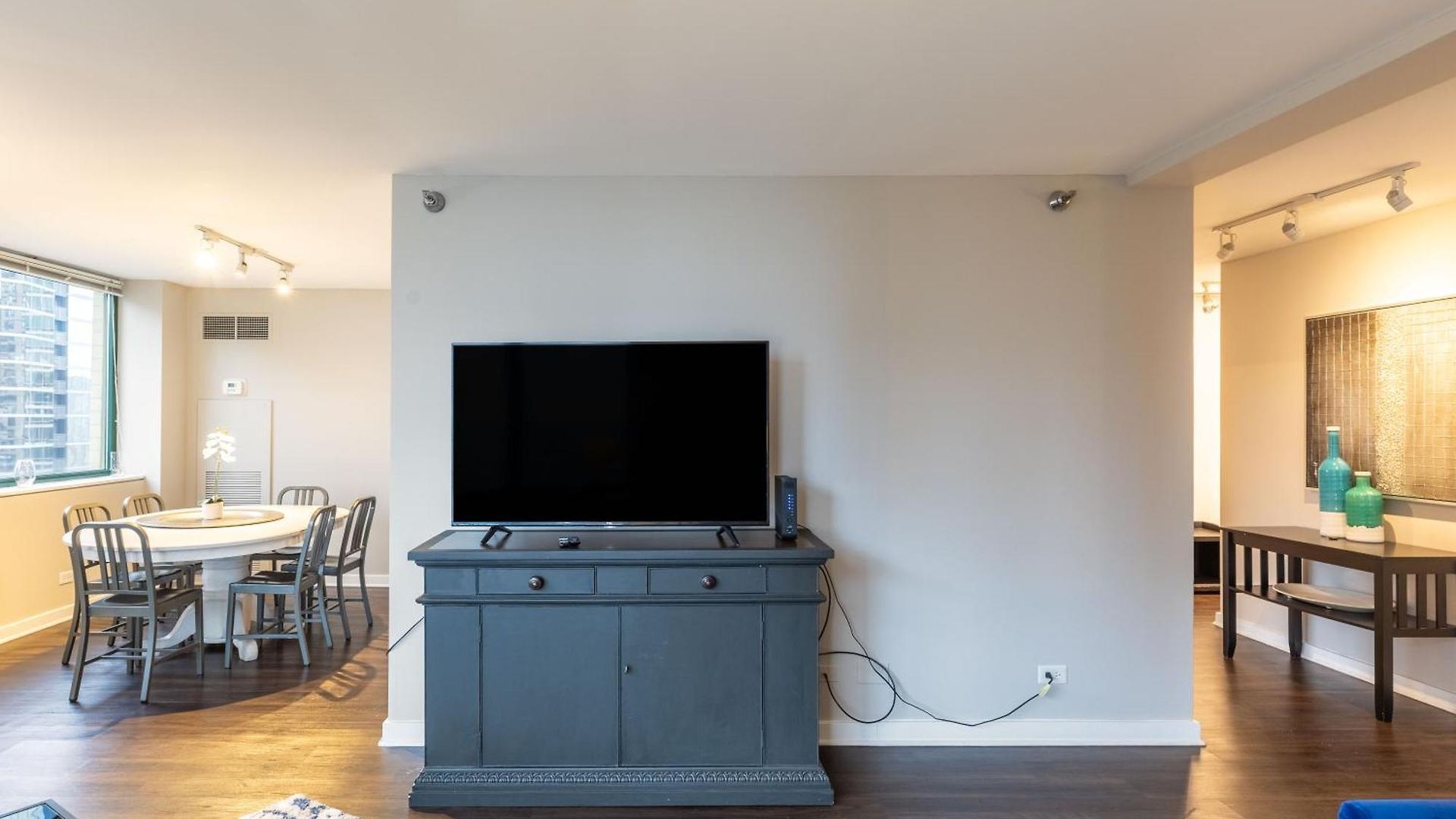 Apartment Captivating With Pier Views, Pool And Gym Chicago