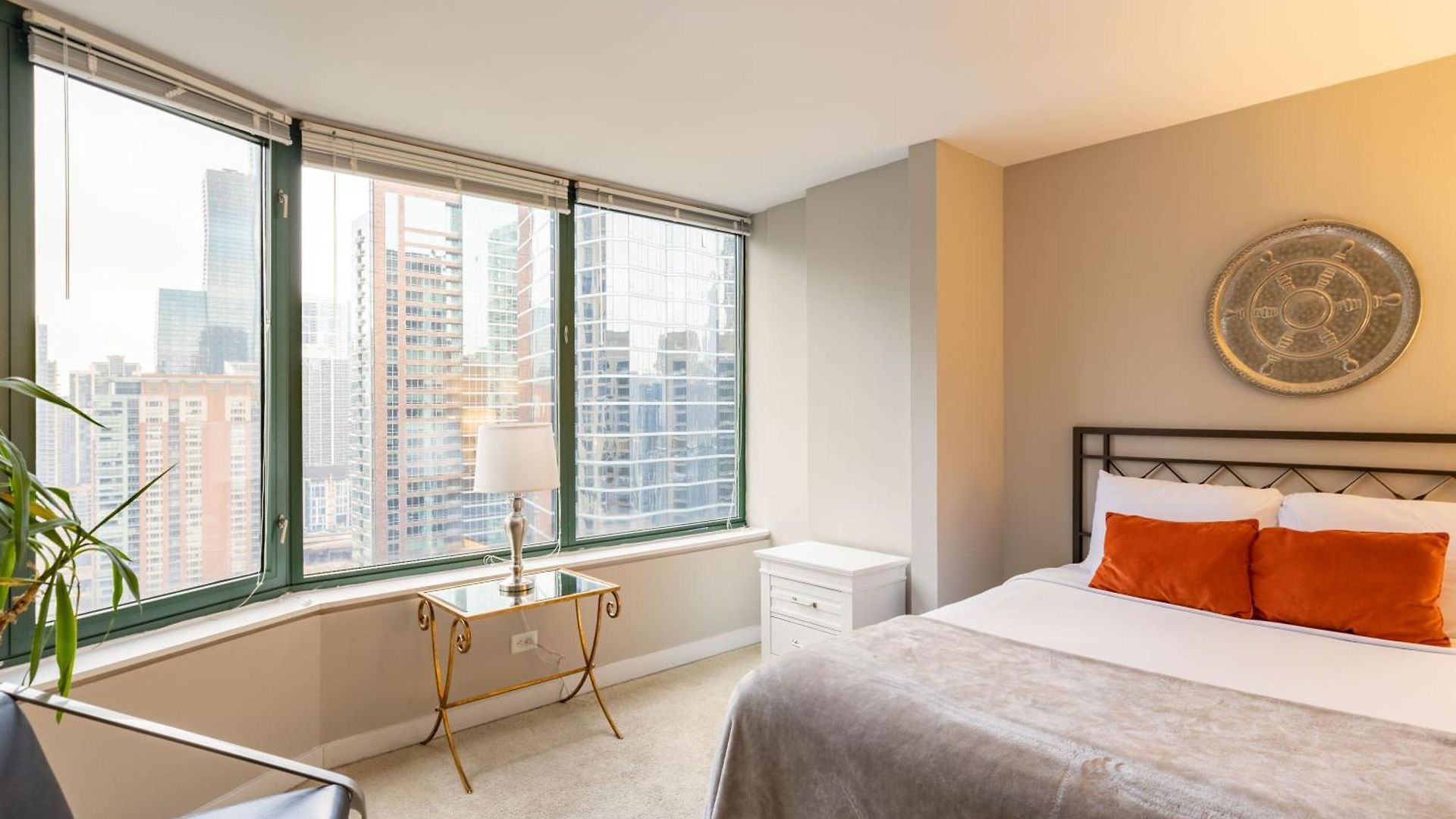 Captivating With Pier Views, Pool And Gym Apartment