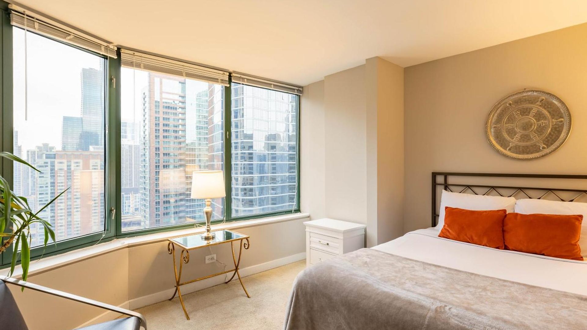 Captivating With Pier Views, Pool And Gym Apartment *