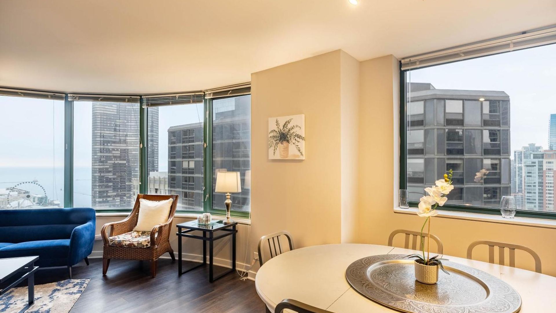 Captivating With Pier Views, Pool And Gym Apartment Chicago