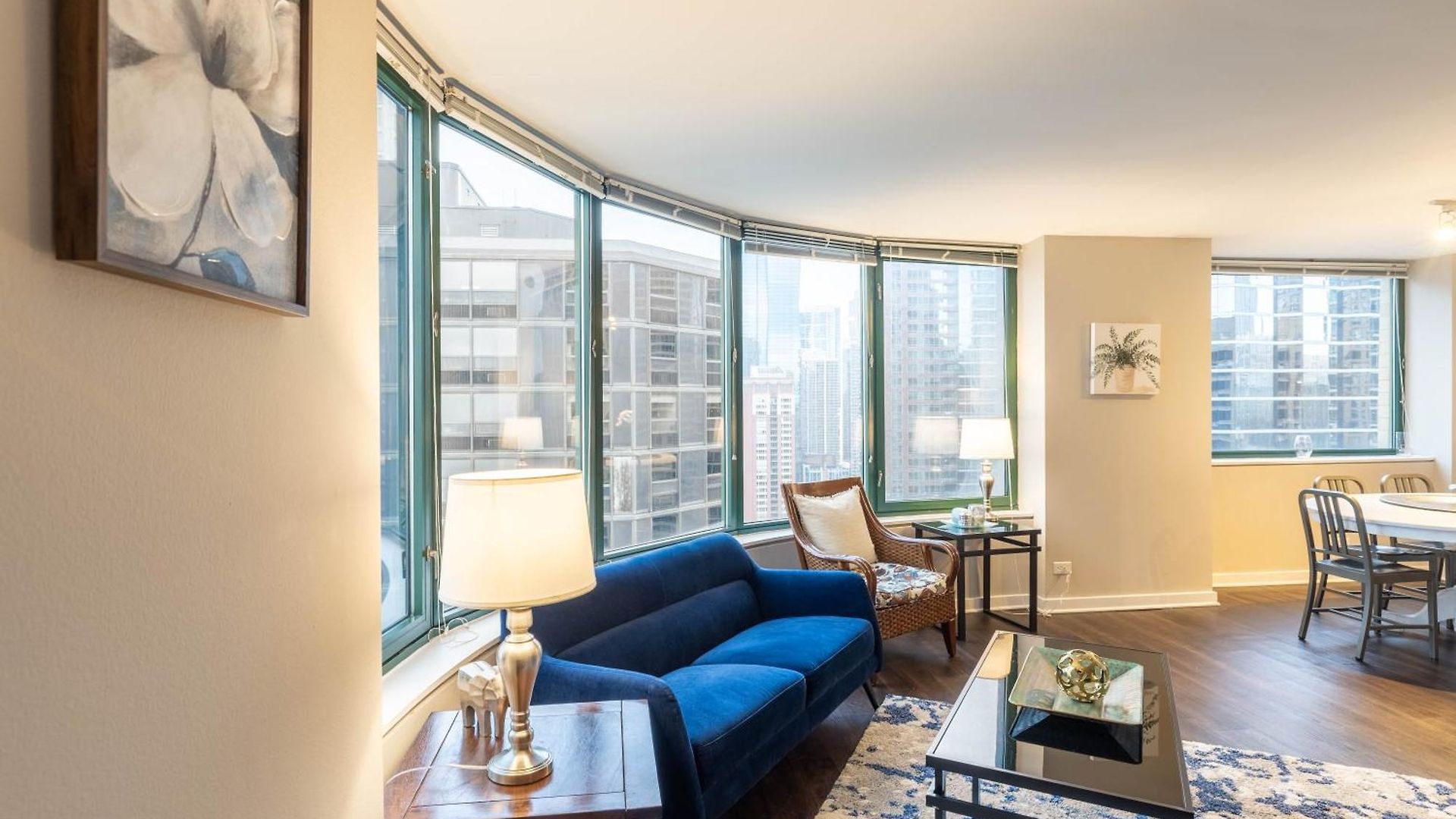 Apartment Captivating With Pier Views, Pool And Gym Chicago