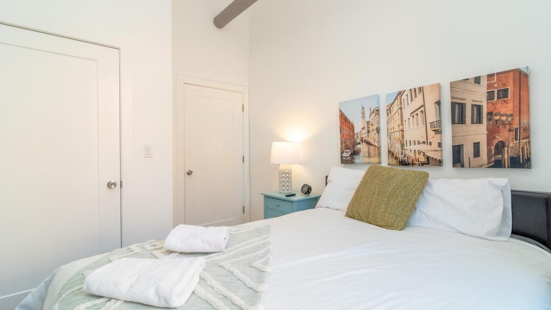 Apartment Mccormick Place 420-friendly 3br-2ba With Optional Parking - Sleeps 8
