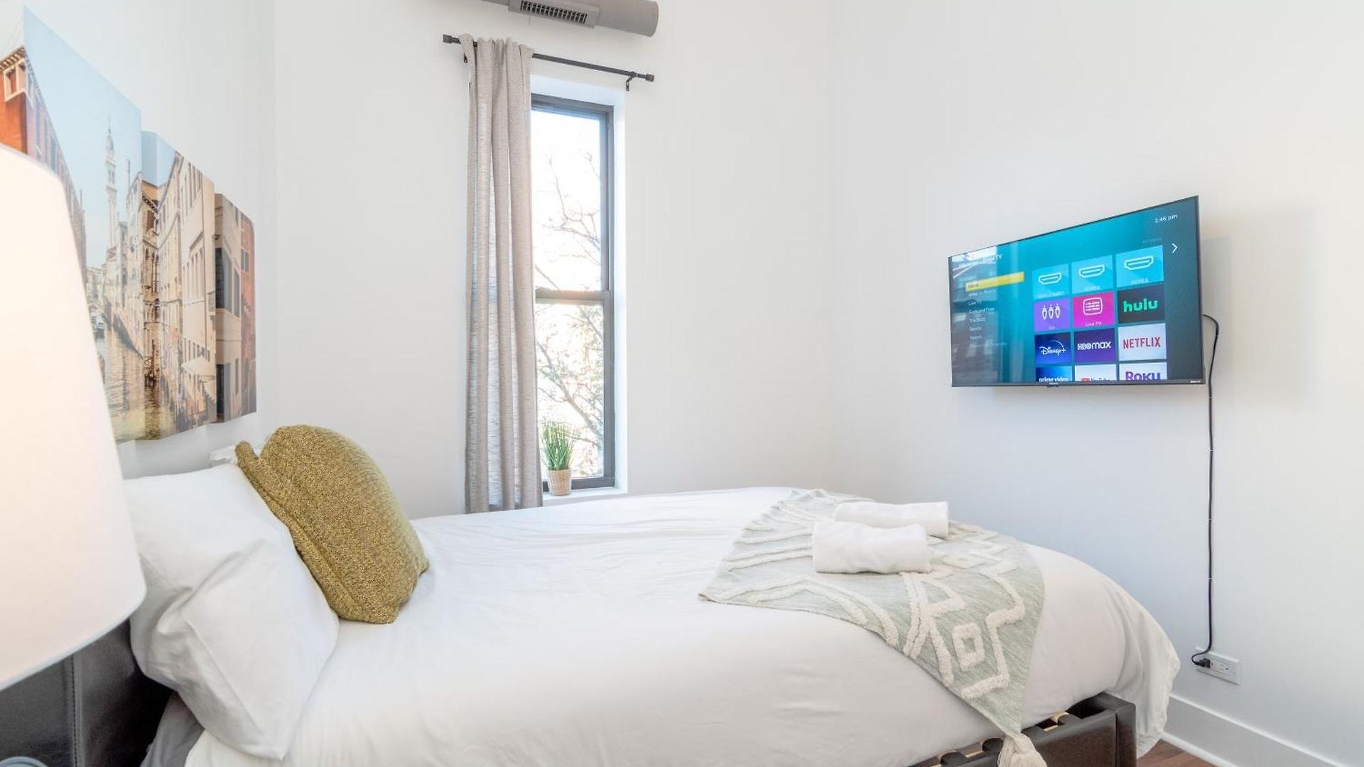 Mccormick Place 420-friendly 3br-2ba With Optional Parking - Sleeps 8 Apartment