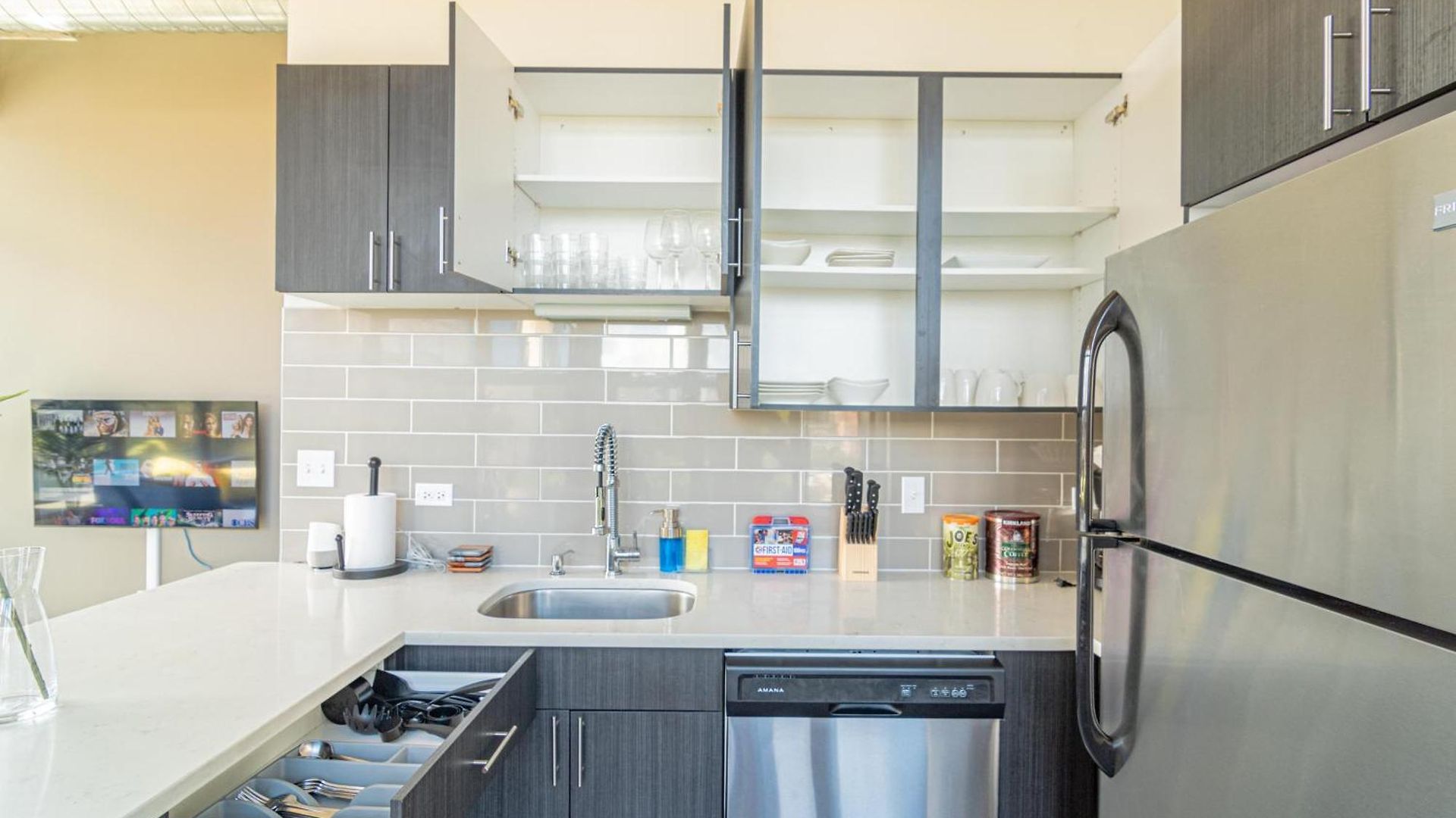 Bright 2br Luxury Corner With Optional Parking Sleeps 6 Guests Near Mccormick Place And Soldier Field Apartment *