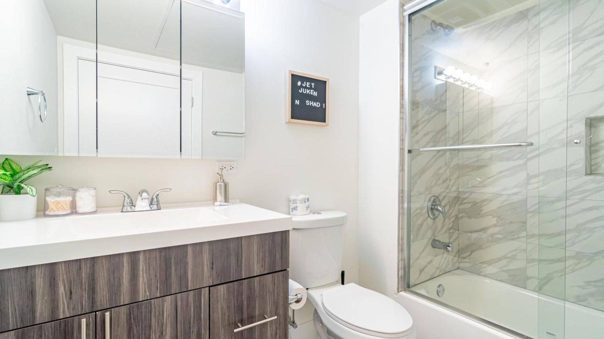 Bright 2br Luxury Corner With Optional Parking Sleeps 6 Guests Near Mccormick Place And Soldier Field * Chicago