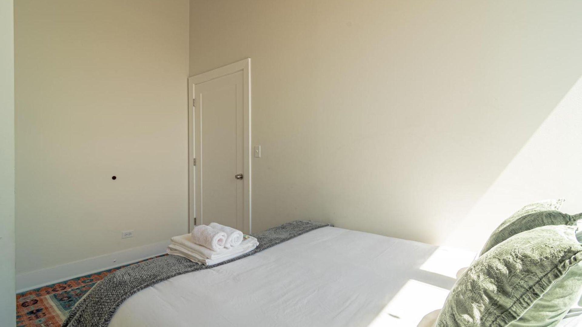Bright 2br Luxury Corner With Optional Parking Sleeps 6 Guests Near Mccormick Place And Soldier Field *