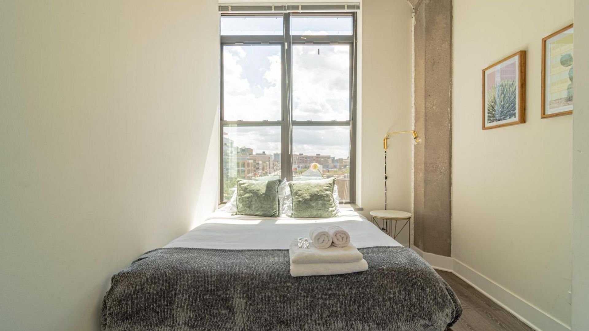 Apartment Bright 2br Luxury Corner With Optional Parking Sleeps 6 Guests Near Mccormick Place And Soldier Field