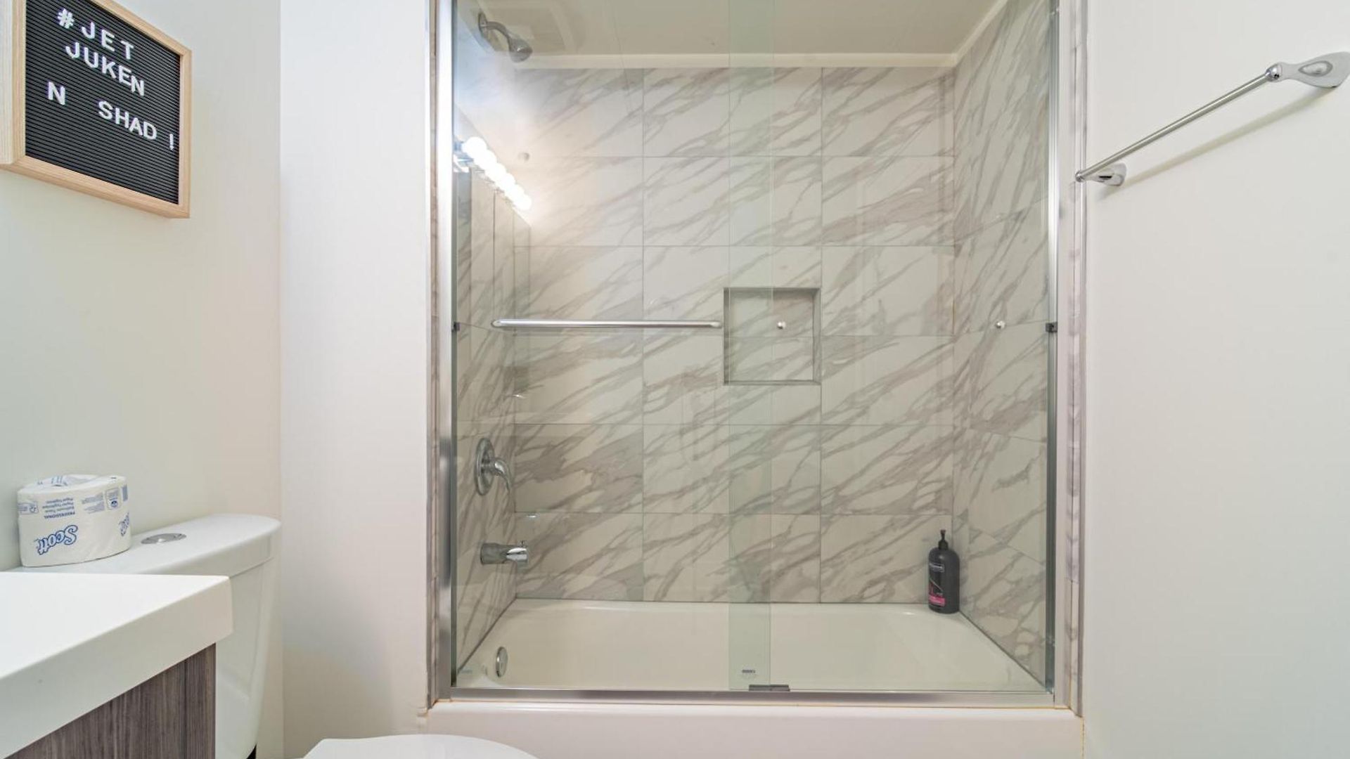 Bright 2br Luxury Corner With Optional Parking Sleeps 6 Guests Near Mccormick Place And Soldier Field Apartment
