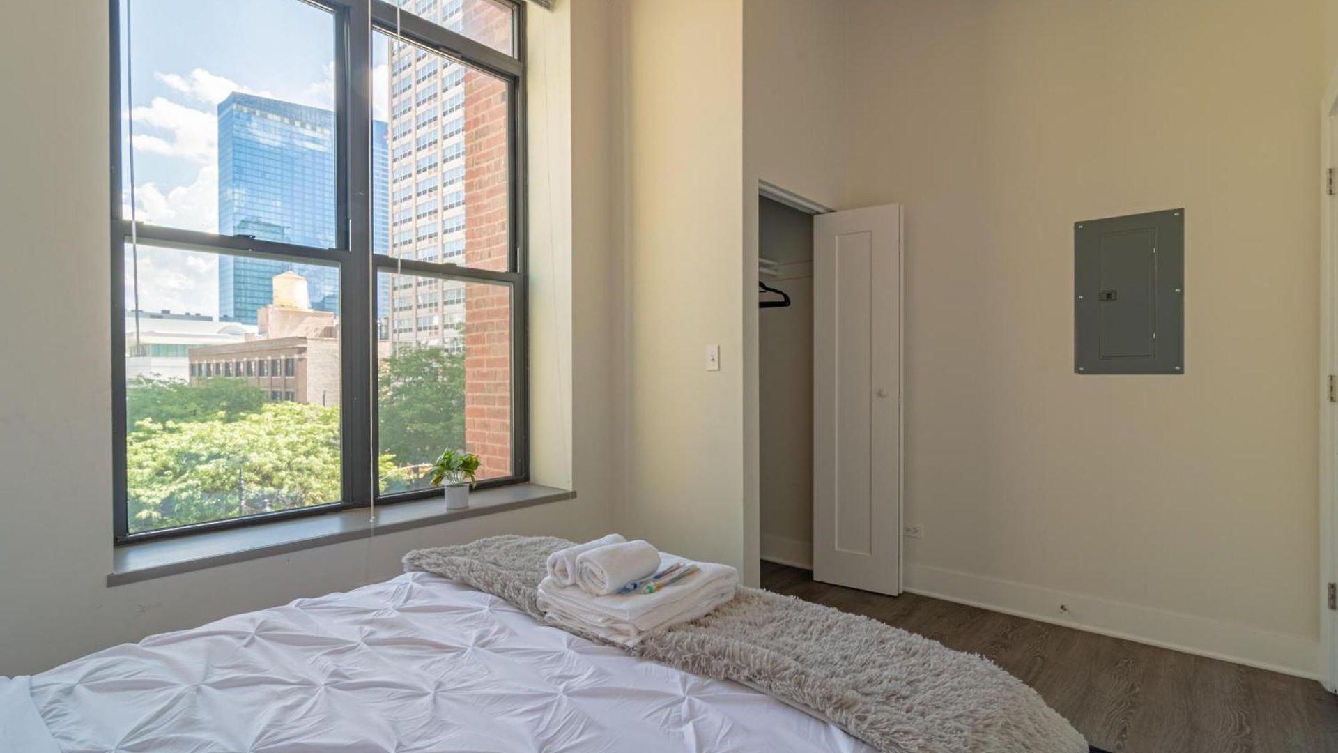 Bright 2br Luxury Corner With Optional Parking Sleeps 6 Guests Near Mccormick Place And Soldier Field Apartment *