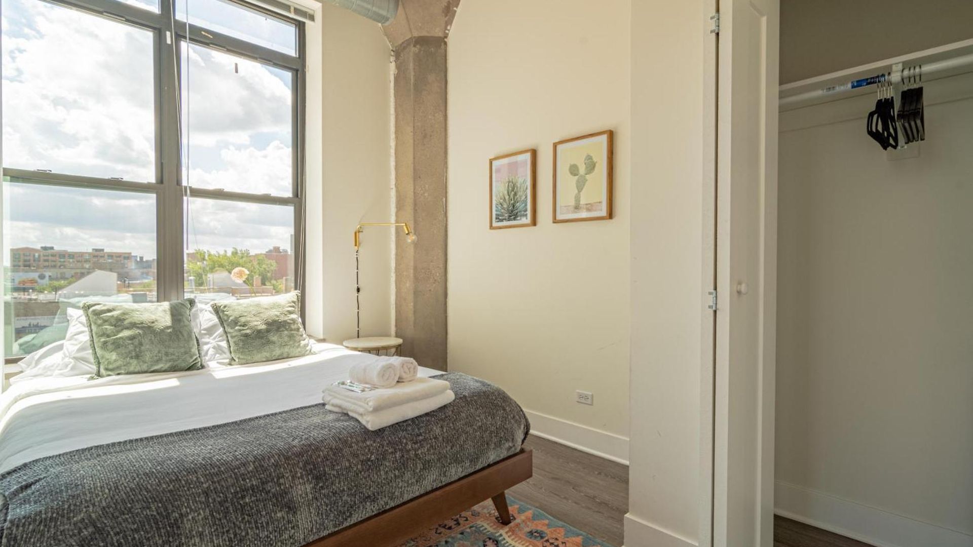 Bright 2br Luxury Corner With Optional Parking Sleeps 6 Guests Near Mccormick Place And Soldier Field * Chicago