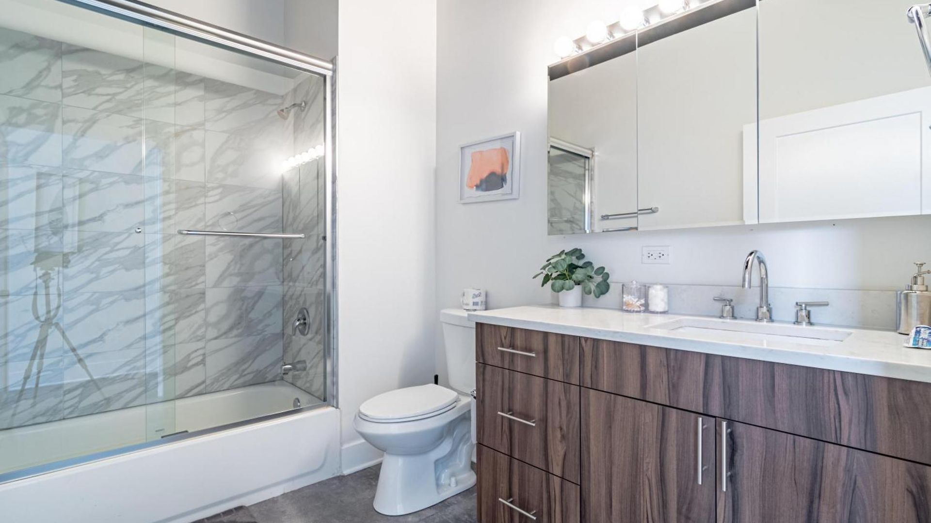 Apartment Bright 2br Luxury Corner With Optional Parking Sleeps 6 Guests Near Mccormick Place And Soldier Field *