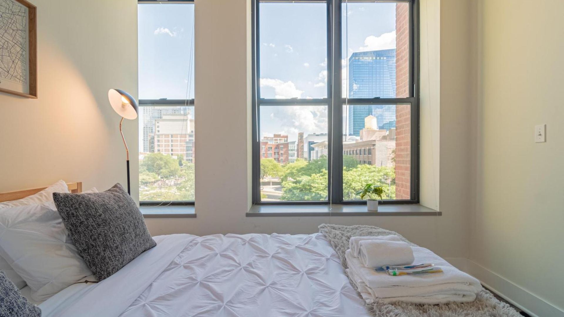 Bright 2br Luxury Corner With Optional Parking Sleeps 6 Guests Near Mccormick Place And Soldier Field *