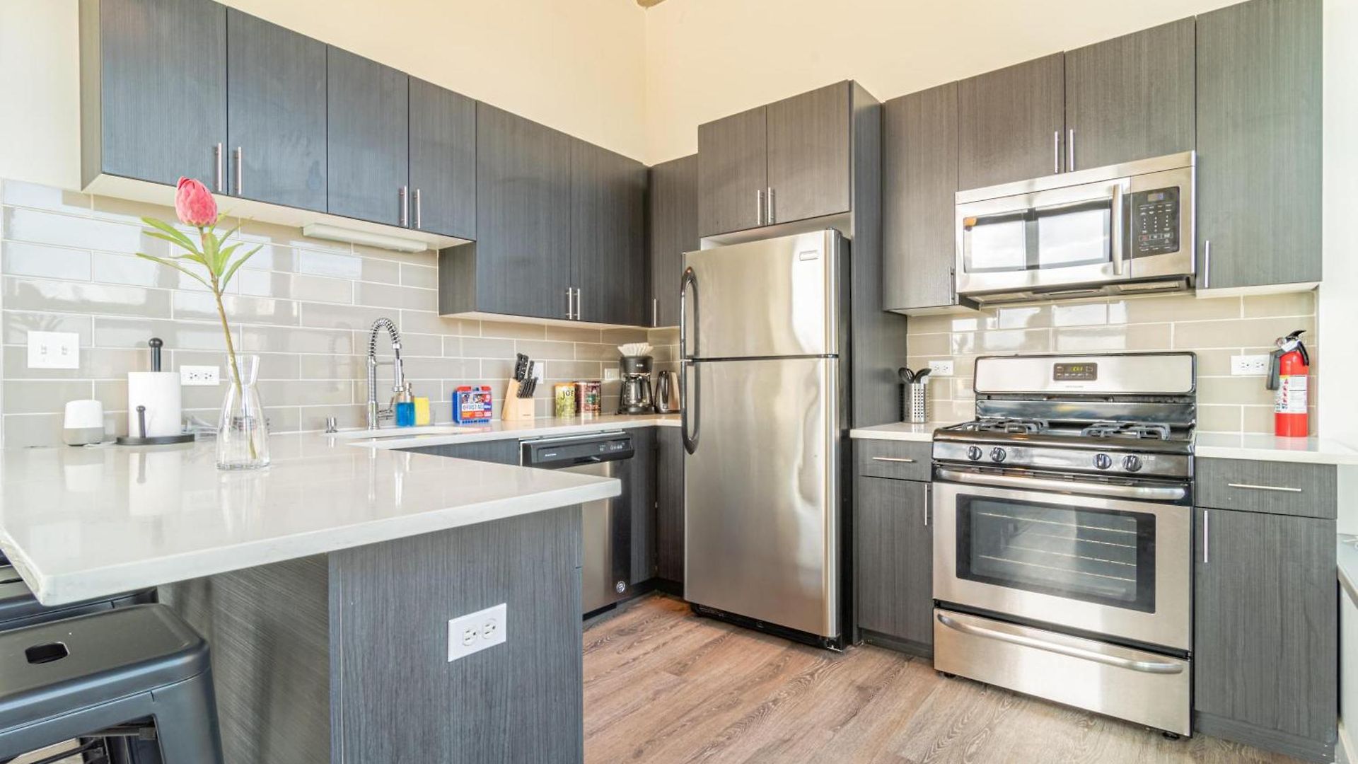 Bright 2br Luxury Corner With Optional Parking Sleeps 6 Guests Near Mccormick Place And Soldier Field Chicago