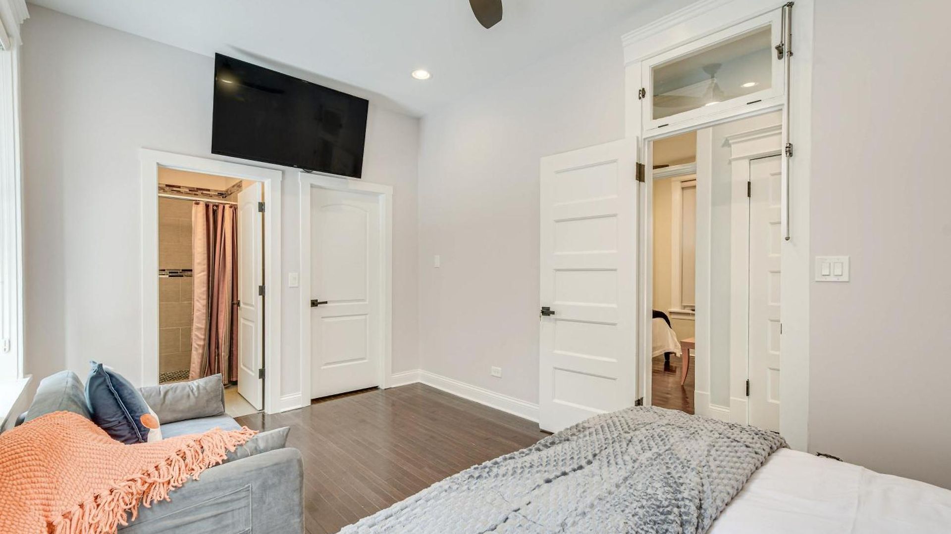 Apartment Spacious With Deck About 3 Mi To Downtown Chicago! *