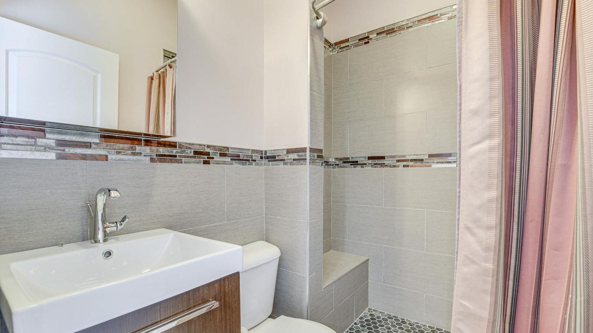 Spacious With Deck About 3 Mi To Downtown Chicago! Apartment *