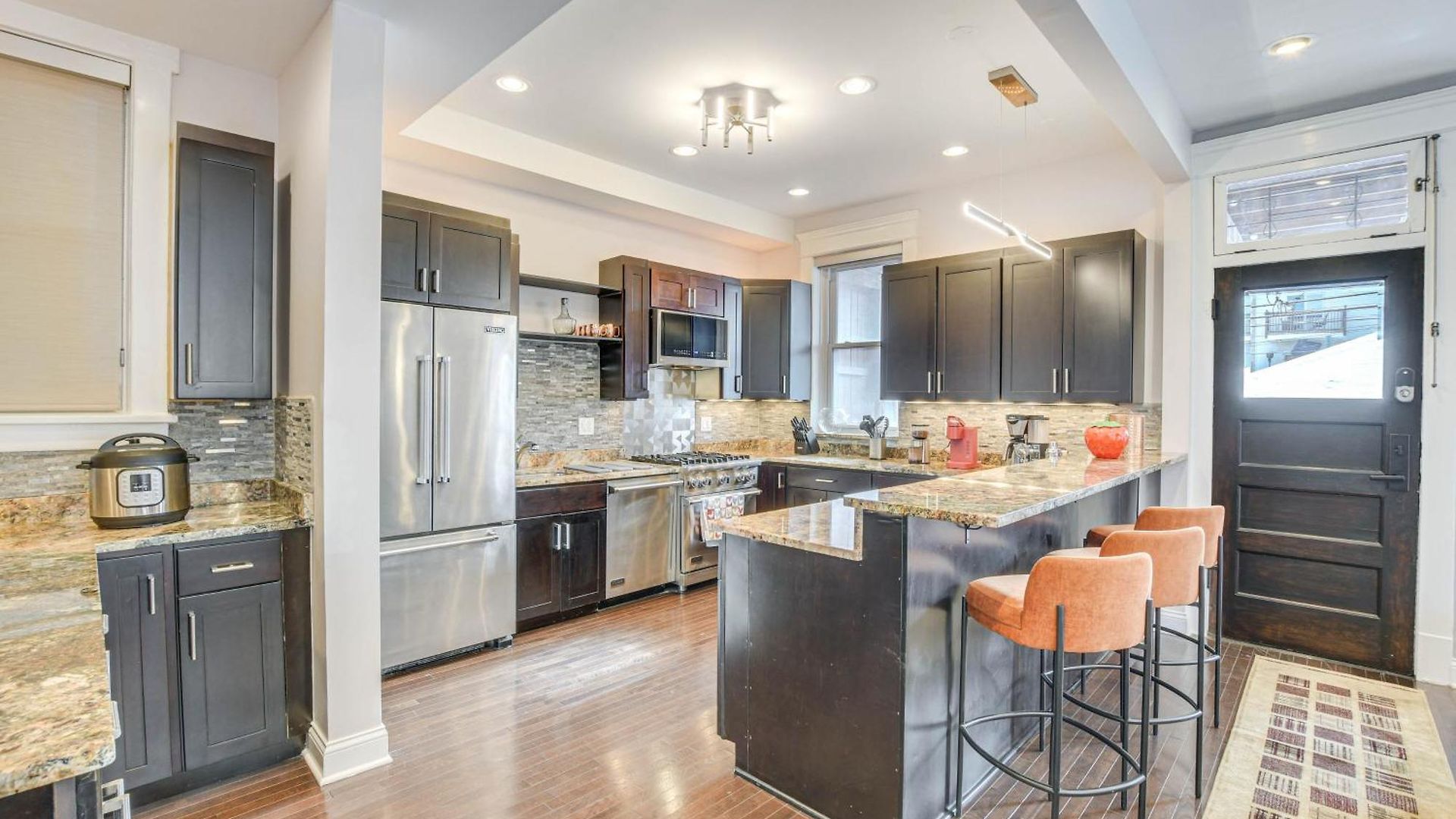 Spacious With Deck About 3 Mi To Downtown Chicago!