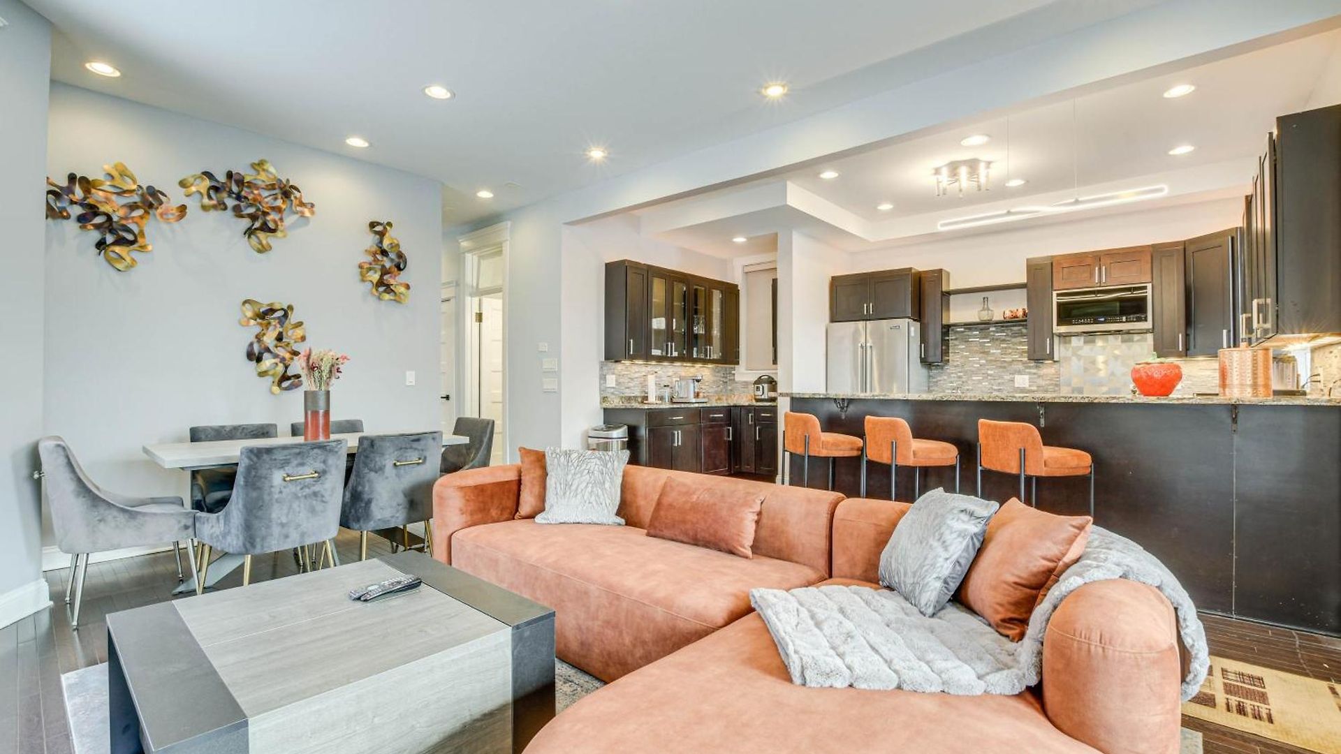 Spacious With Deck About 3 Mi To Downtown Chicago!