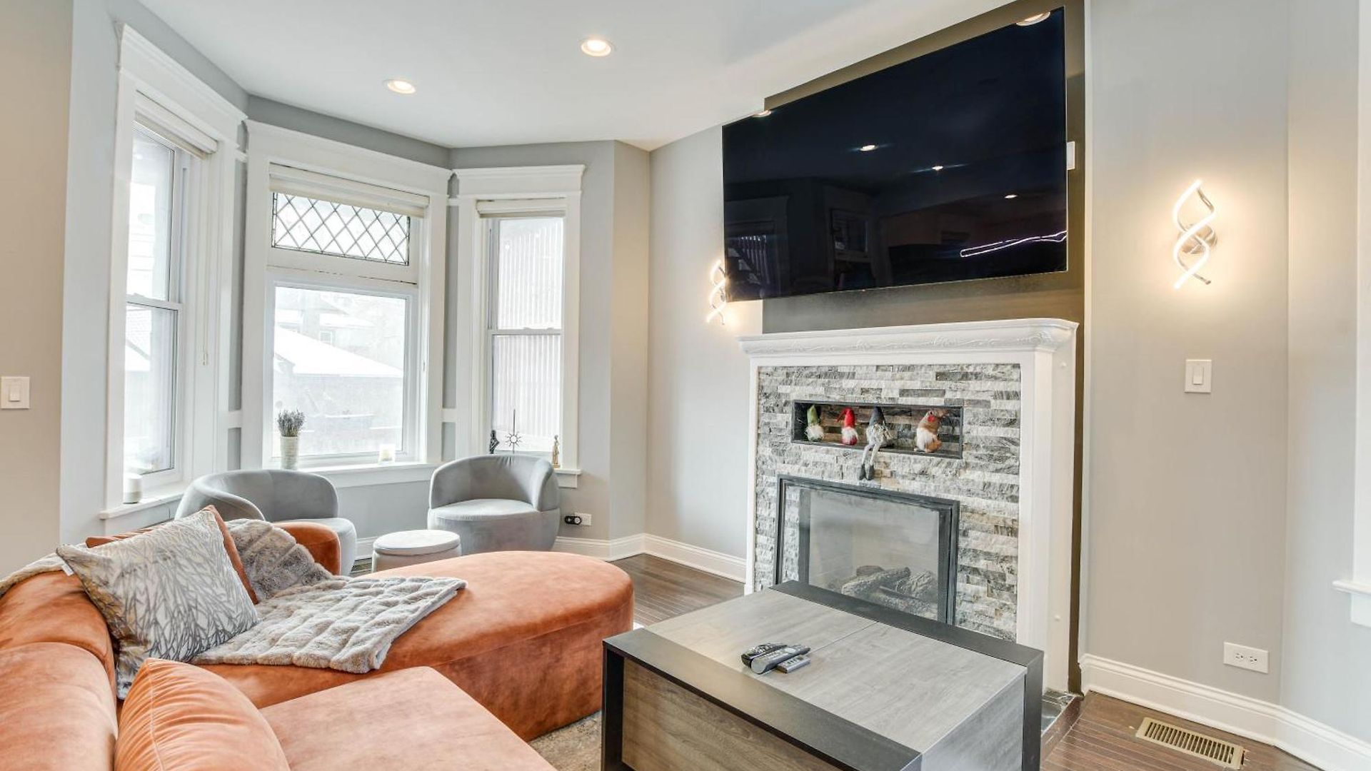 Spacious With Deck About 3 Mi To Downtown Chicago!