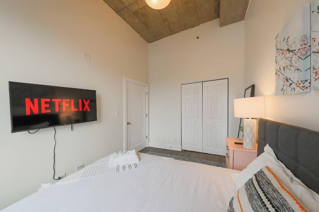 Spacious 2br South Loop With Skyline View, Optional Parking And Gym Access Close To Mccormick Place, Grant Park, Museum Campus & Cta Lines * Chicago
