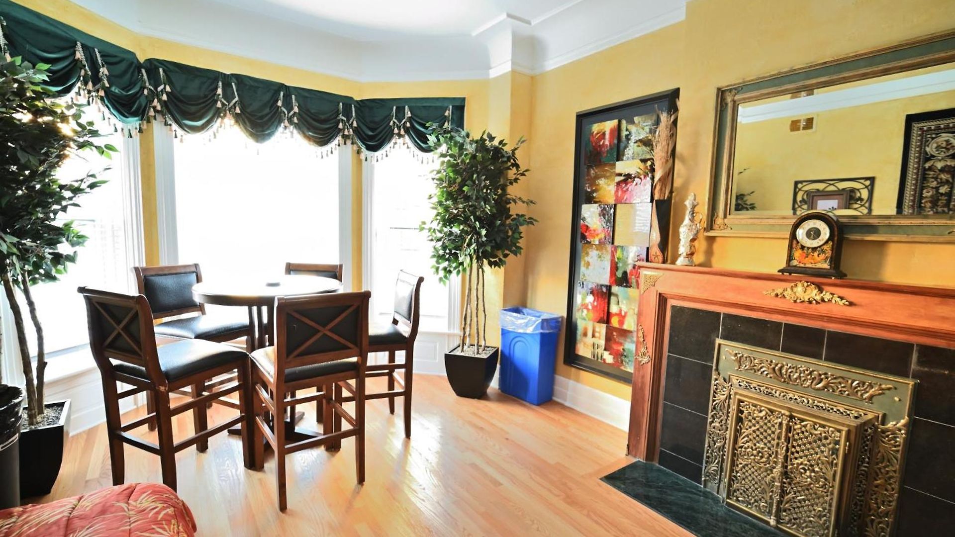 Sleeps 10-20 Free Tv & Parking Apartment