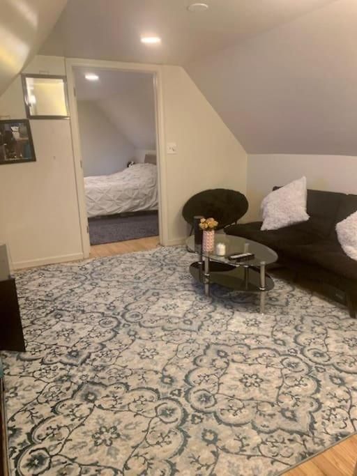 Entire 1 Bedroom Floor Unit With Patio Chicago