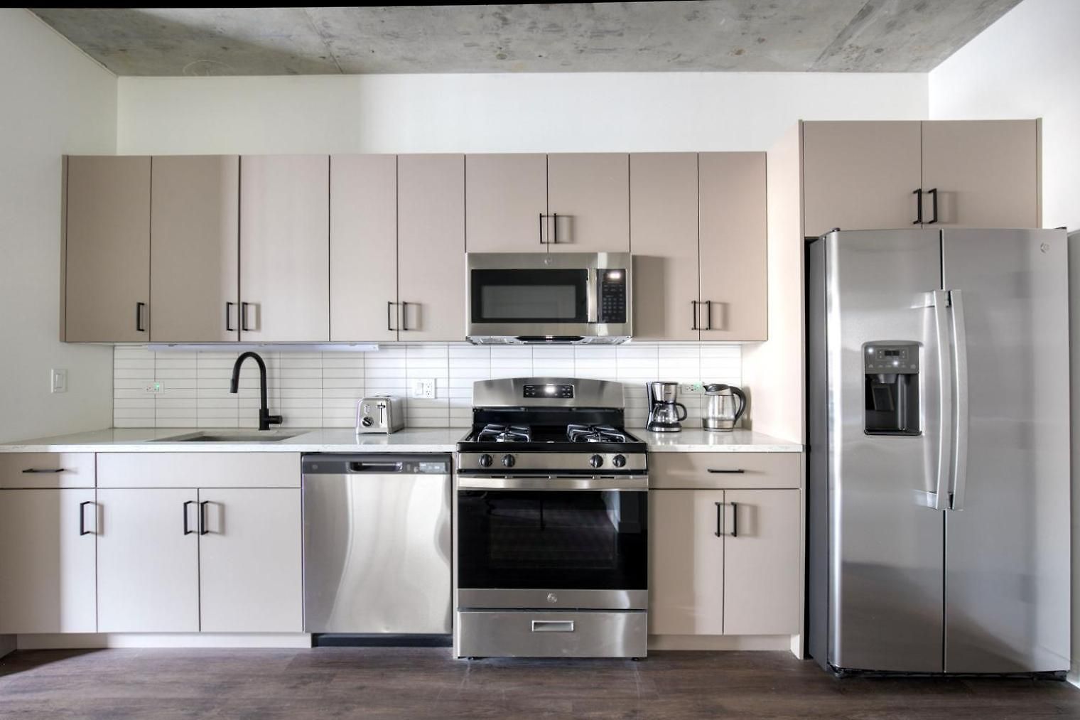 River North 1br Nr L Stop Riverwalk Loop Chi-1037 *