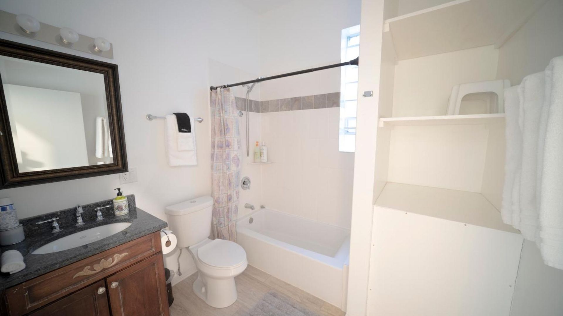 Stone Mansion Sleeps 10-20 Free Tv & Parking