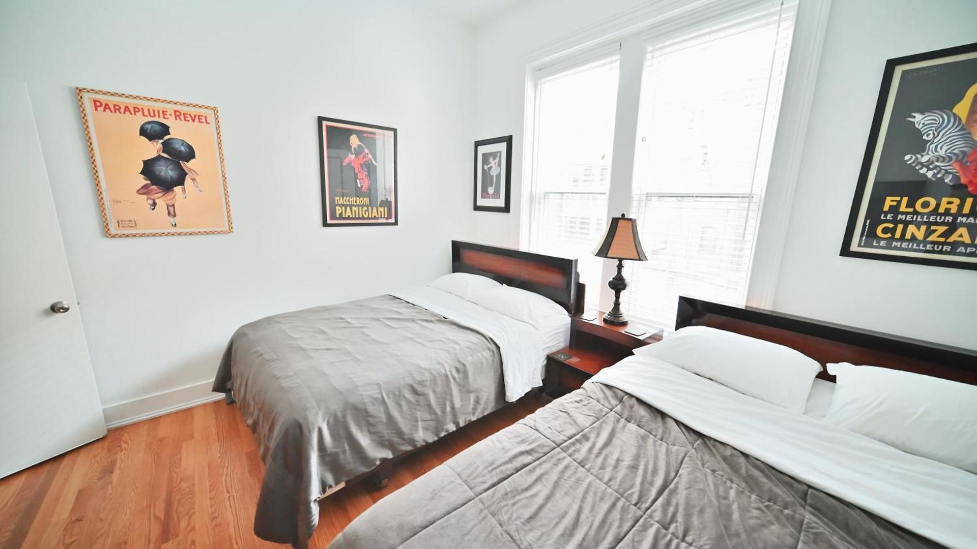 Stone Mansion Sleeps 10-20 Free Tv & Parking * Chicago