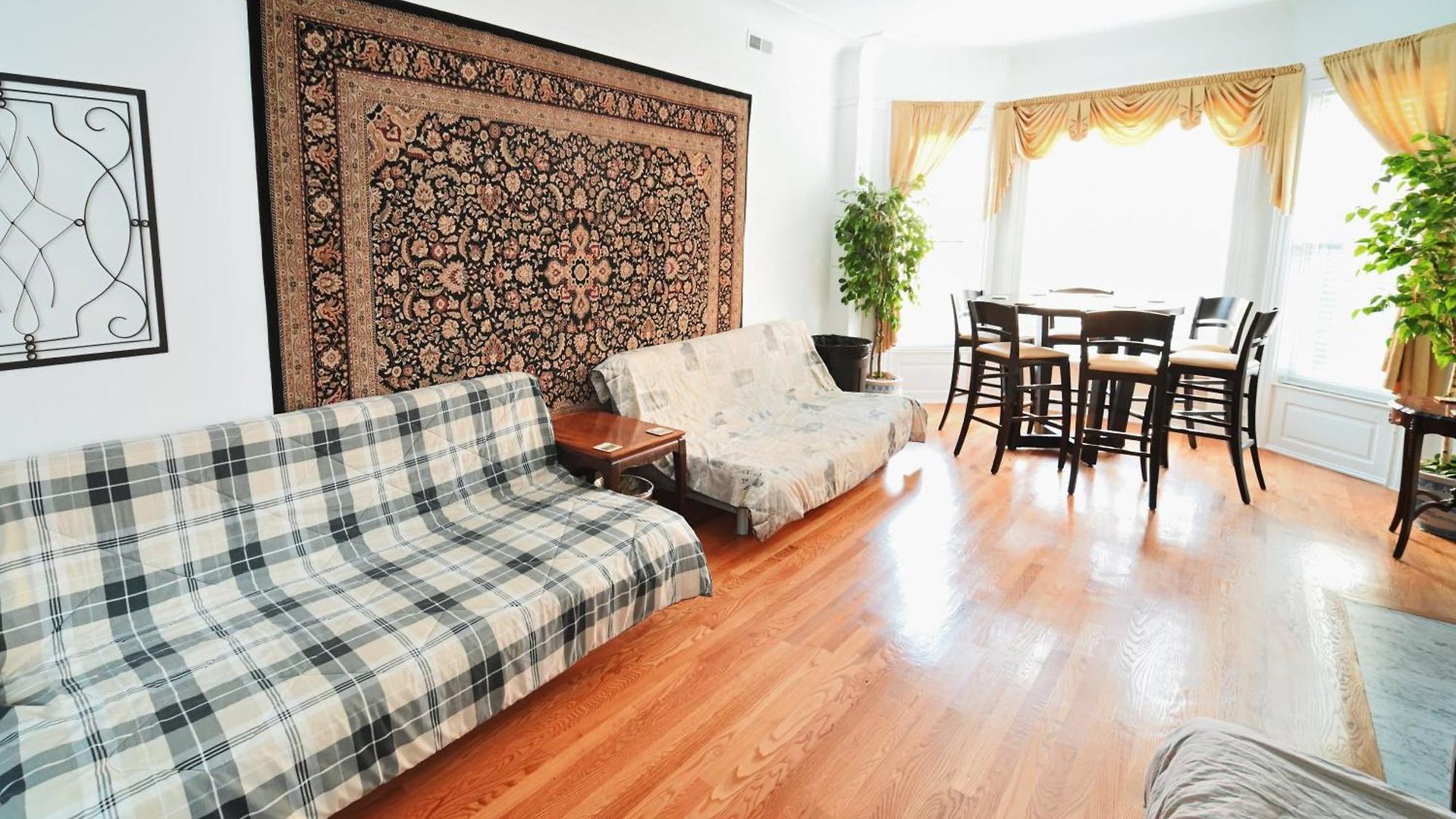 Stone Mansion Sleeps 10-20 Free Tv & Parking *