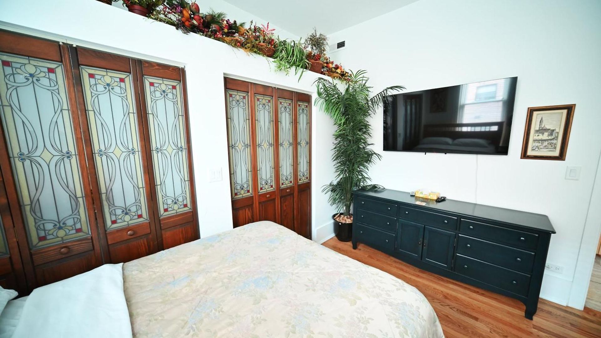 Stone Mansion Sleeps 10-20 Free Tv & Parking