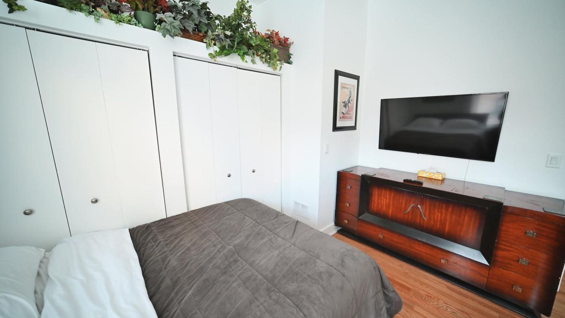 Stone Mansion Sleeps 10-20 Free Tv & Parking Chicago