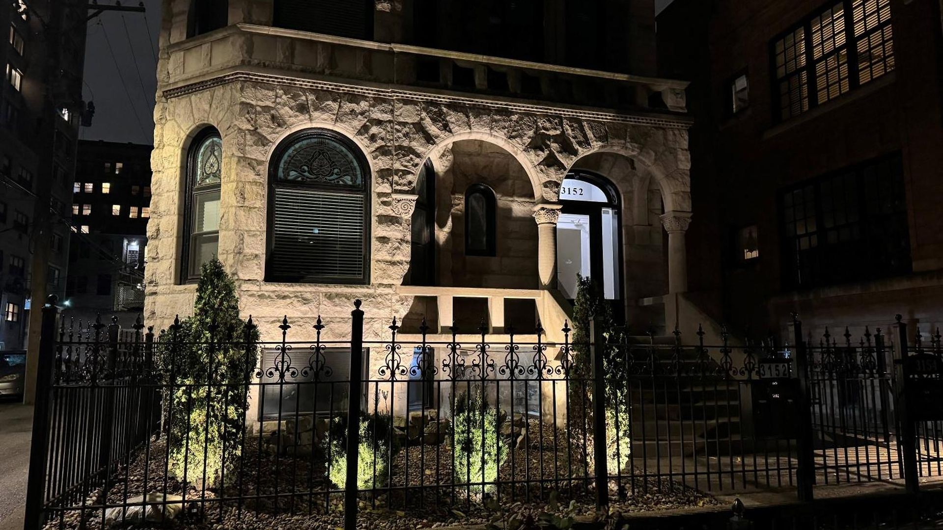 Stone Mansion Sleeps 10-20 Free Tv & Parking