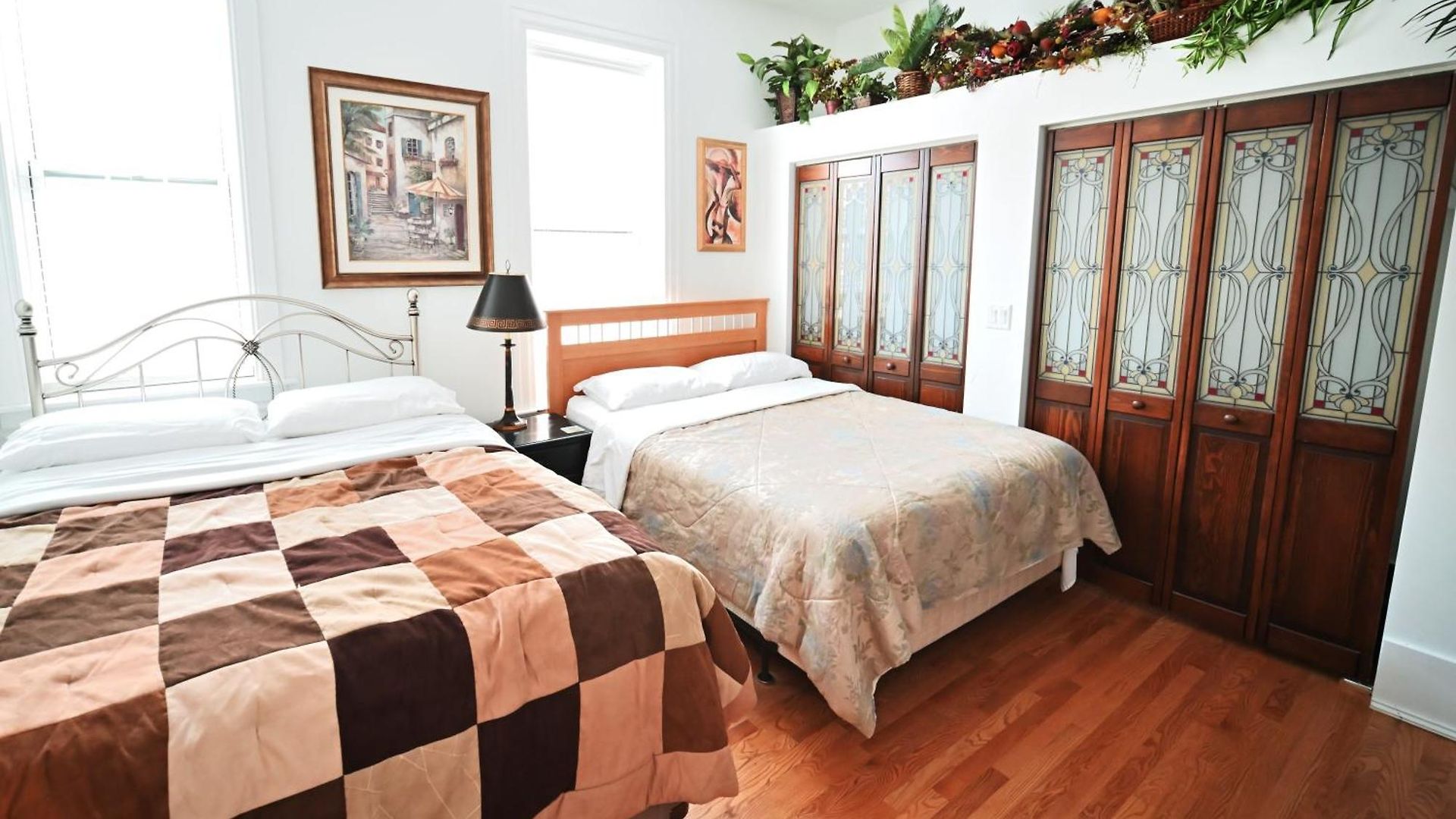 Stone Mansion Sleeps 10-20 Free Tv & Parking Apartment Chicago