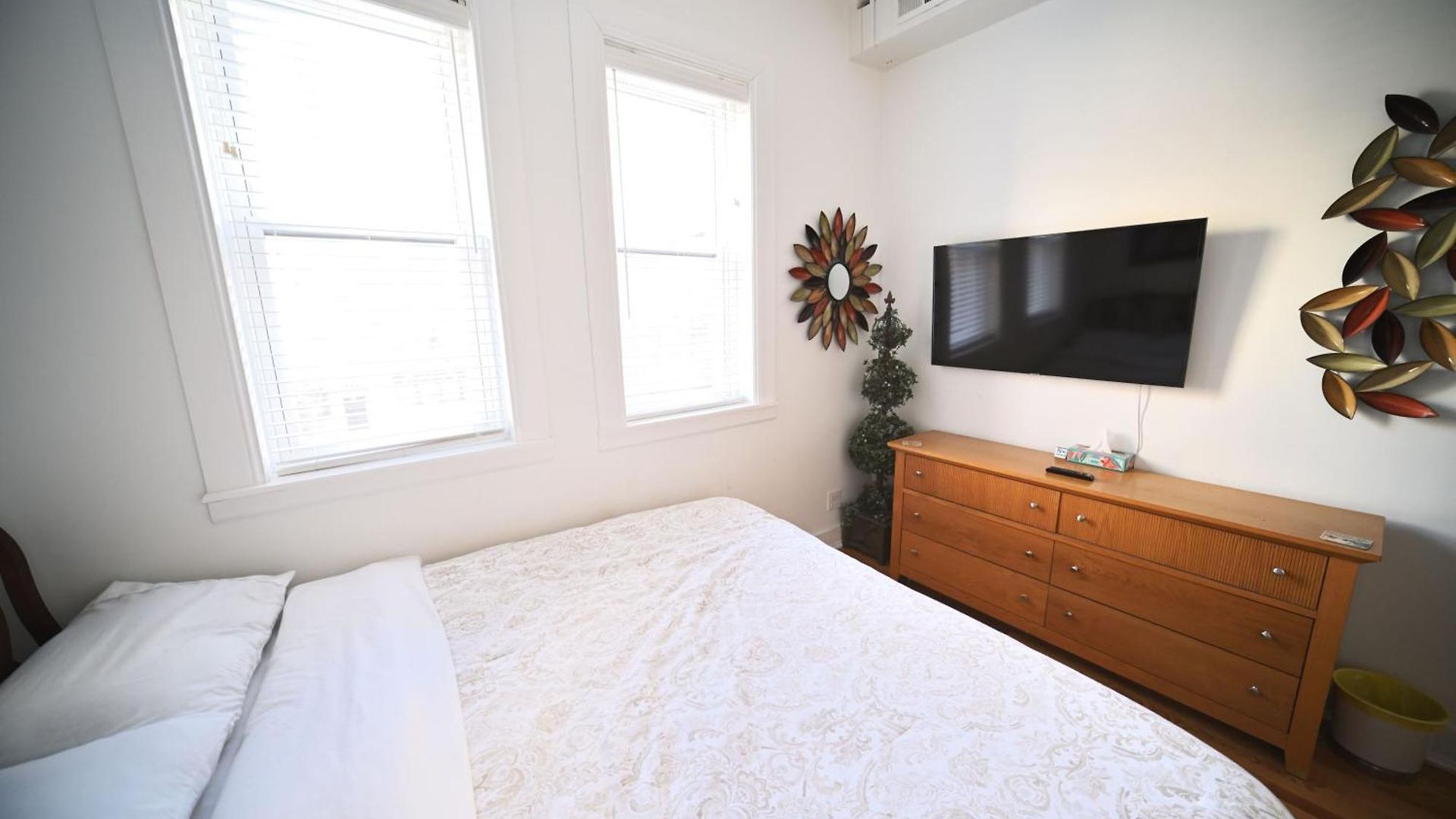 Stone Mansion Sleeps 10-20 Free Tv & Parking Apartment Chicago